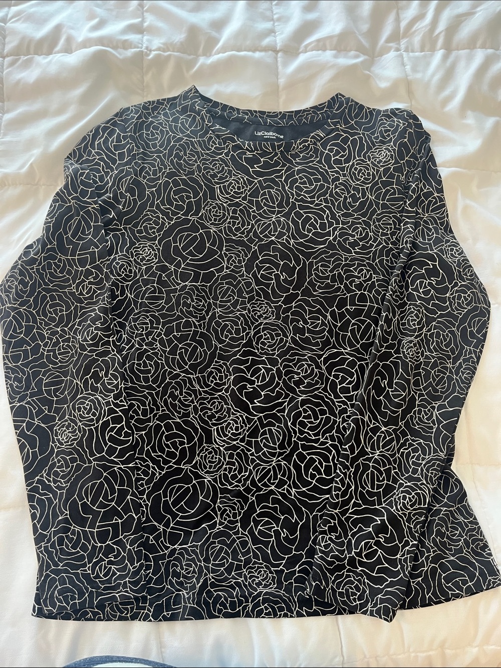 Liz Claiborne Black Long-Sleeve Tee with White Rose Outline Print